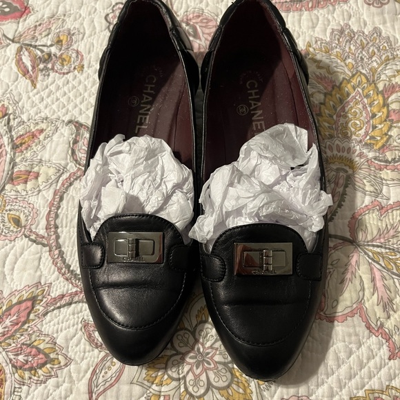 CHANEL Quilted Turn Lock Leather Flats. Make me an offer. Thank you - Picture 16 of 16